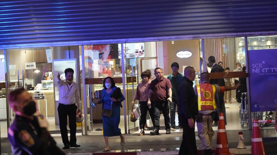 Pengunjung mengungsi dari pusat perbelanjaan di Bangkok, Thailand, Selasa, 3 Oktober 2023. Ratusan pembeli meninggalkan pusat perbelanjaan besar di pusat ibu kota Thailand, Bangkok pada Selasa sore setelah terdengar suara tembakan di dalam. (AP Photo/Sakchai Lalit)