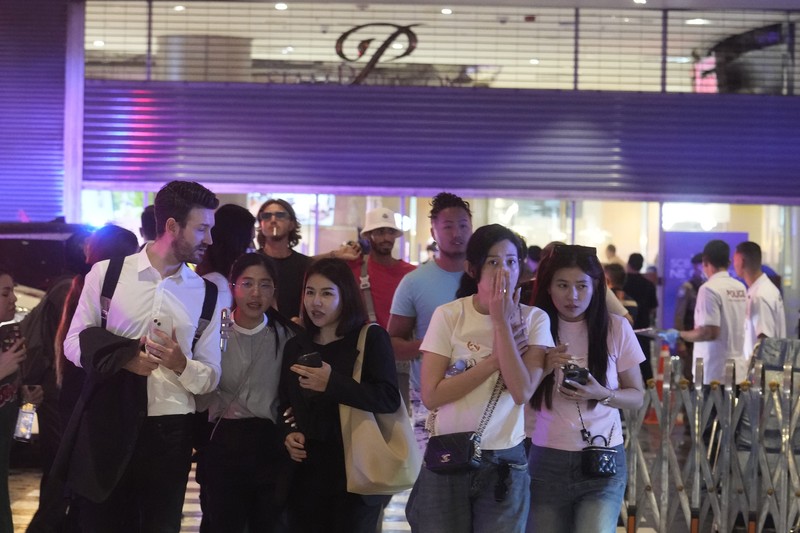 Pengunjung mengungsi dari pusat perbelanjaan di Bangkok, Thailand, Selasa, 3 Oktober 2023. Pengunjung mengungsi dari pusat perbelanjaan di Bangkok, Thailand, Selasa, 3 Oktober 2023. Ratusan pembeli meninggalkan pusat perbelanjaan besar di pusat ibu kota Thailand, Bangkok pada Selasa sore setelah terdengar suara tembakan di dalam. (AP Photo/Sakchai Lalit)
