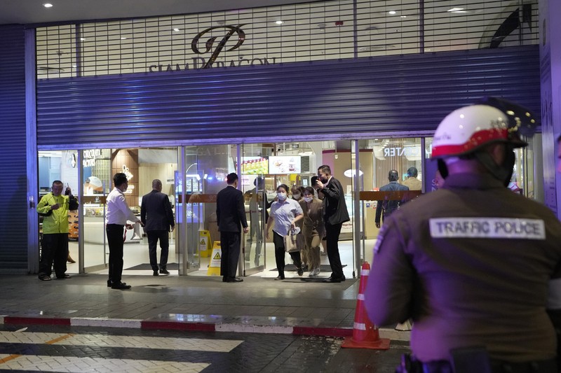Pengunjung mengungsi dari pusat perbelanjaan di Bangkok, Thailand, Selasa, 3 Oktober 2023. Ratusan pembeli meninggalkan pusat perbelanjaan besar di pusat ibu kota Thailand, Bangkok pada Selasa sore setelah terdengar suara tembakan di dalam. (AP Photo/Sakchai Lalit)