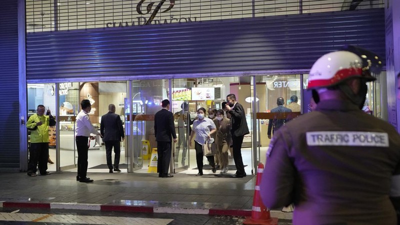 Pengunjung mengungsi dari pusat perbelanjaan di Bangkok, Thailand, Selasa, 3 Oktober 2023. Ratusan pembeli meninggalkan pusat perbelanjaan besar di pusat ibu kota Thailand, Bangkok pada Selasa sore setelah terdengar suara tembakan di dalam. (AP Photo/Sakchai Lalit)