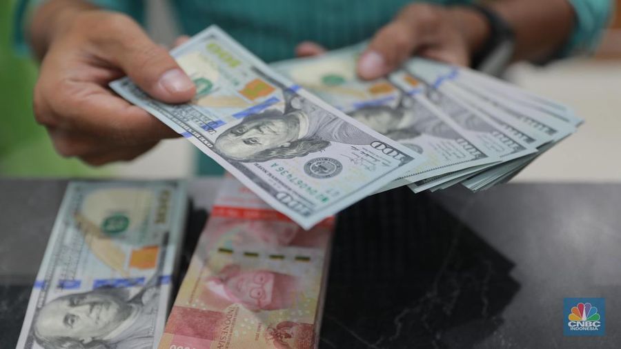 Petugas menghitung uang di tempat penukaran uang Dolar Asia, Melawai, Blok M, Jakarta, Selasa, (3/10). (CNBC Indonesia/Muhammad Sabki)