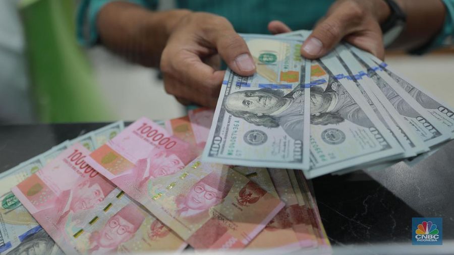Petugas menghitung uang di tempat penukaran uang Dolar Asia, Melawai, Blok M, Jakarta, Selasa, (3/10). (վ/Muhammad Sabki)