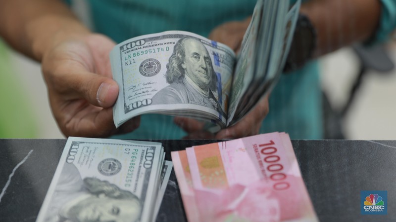 Petugas menghitung uang di tempat penukaran uang Dolar Asia, Melawai, Blok M, Jakarta, Selasa, (3/10). Petugas menghitung uang di tempat penukaran uang Dolar Asia, Melawai, Blok M, Jakarta, Selasa, (3/10). (CNBC Indonesia/Muhammad Sabki)