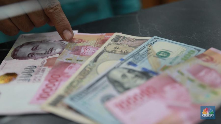 Petugas menghitung uang di tempat penukaran uang Dolar Asia, Melawai, Blok M, Jakarta, Selasa, (3/10). (վ/Muhammad Sabki)