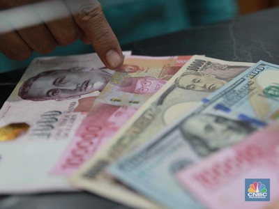 Petugas menghitung uang di tempat penukaran uang Dolar Asia, Melawai, Blok M, Jakarta, Selasa, (3/10). (CNBC Indonesia/Muhammad Sabki)