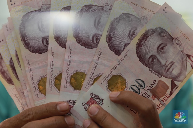 Petugas menghitung uang di tempat penukaran uang Dolar Asia, Melawai, Blok M, Jakarta, Selasa, (3/10). (CNBC Indonesia/Muhammad Sabki)