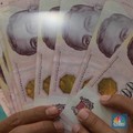 Petugas menghitung uang di tempat penukaran uang Dolar Singapura, Melawai, Blok M, Jakarta, Selasa, (3/10). (CNBC Indonesia/Muhammad Sabki)