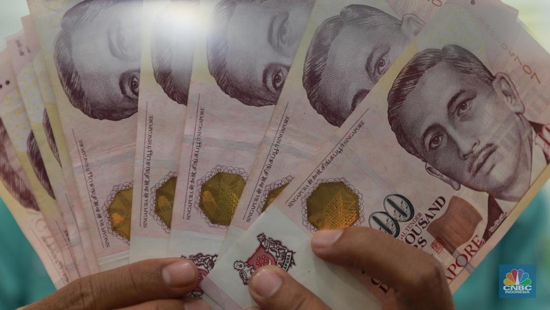 Petugas menghitung uang di tempat penukaran uang Dolar Asia, Melawai, Blok M, Jakarta, Selasa, (3/10). (CNBC Indonesia/Muhammad Sabki)