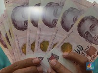 Petugas menghitung uang di tempat penukaran uang Dolar Singapura, Melawai, Blok M, Jakarta, Selasa, (3/10). (CNBC Indonesia/Muhammad Sabki)