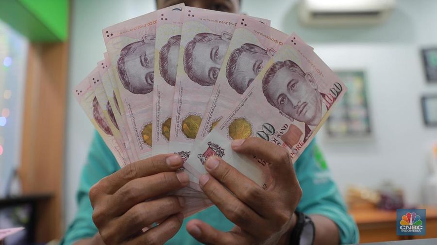 Petugas menghitung uang di tempat penukaran uang Dolar Singapura, Melawai, Blok M, Jakarta, Selasa, (3/10). Petugas menghitung uang di tempat penukaran uang Dolar Singapura, Melawai, Blok M, Jakarta, Selasa, (3/10). (²©²ÊÍøÕ¾/Muhammad Sabki)
