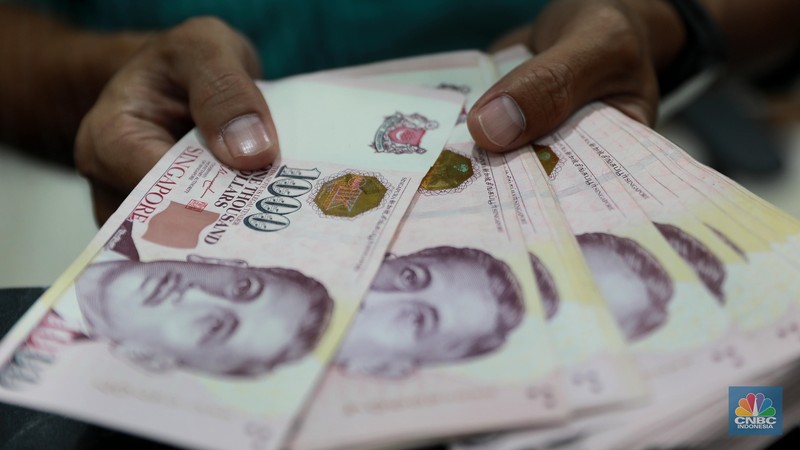 Petugas menghitung uang di tempat penukaran uang Dolar Asia, Melawai, Blok M, Jakarta, Selasa, (3/10). (CNBC Indonesia/Muhammad Sabki)