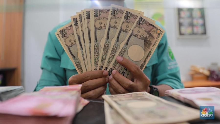 Petugas menghitung uang di tempat penukaran uang Yen, Melawai, Blok M, Jakarta, Selasa, (3/10). (CNBC Indonesia/Muhammad Sabki)