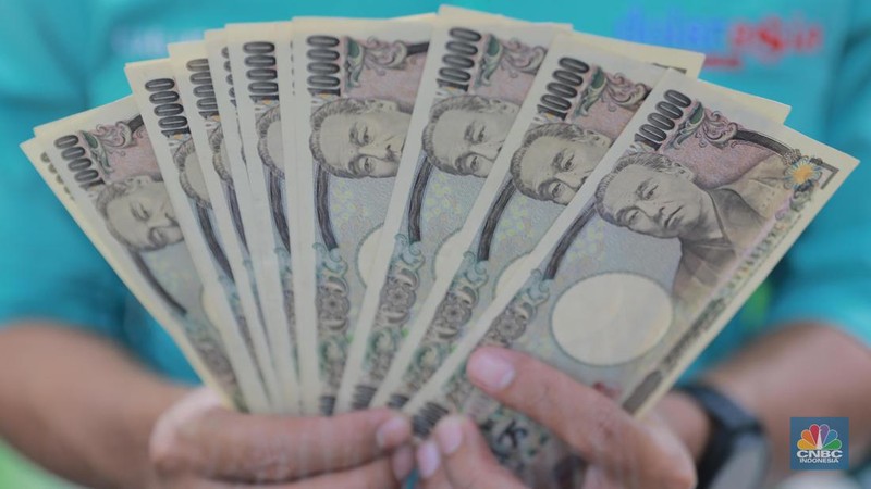 Petugas menghitung uang di tempat penukaran uang Dolar Asia, Melawai, Blok M, Jakarta, Selasa, (3/10). (CNBC Indonesia/Muhammad Sabki)