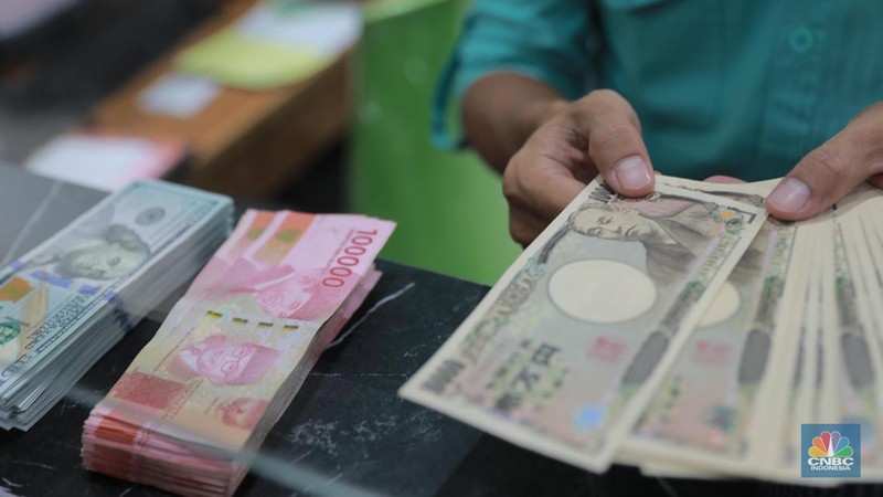 Petugas menghitung uang di tempat penukaran uang Dolar Asia, Melawai, Blok M, Jakarta, Selasa, (3/10). (CNBC Indonesia/Muhammad Sabki)