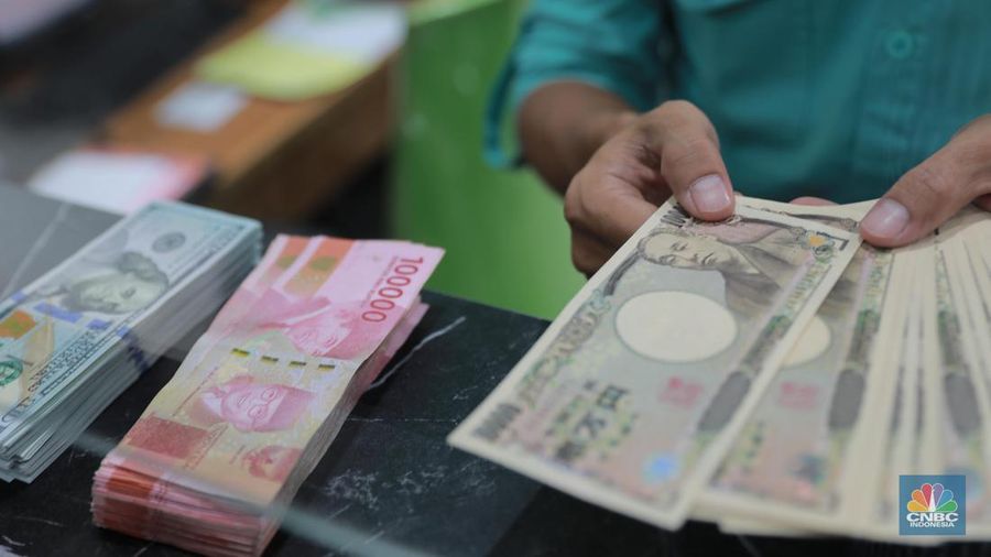 Petugas menghitung uang di tempat penukaran uang Yen, Melawai, Blok M, Jakarta, Selasa, (3/10). (CNBC Indonesia/Muhammad Sabki)