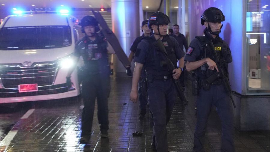 Pengunjung mengungsi dari pusat perbelanjaan di Bangkok, Thailand, Selasa, 3 Oktober 2023. Ratusan pembeli meninggalkan pusat perbelanjaan besar di pusat ibu kota Thailand, Bangkok pada Selasa sore setelah terdengar suara tembakan di dalam. (AP Photo/Sakchai Lalit)