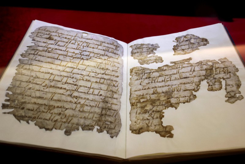 Salinan Alquran langka yang telah dipulihkan, yang dianggap sebagai salah satu salinan kitab suci tertua di dunia dan berasal dari abad pertama Hijriah, menurut Perpustakaan dan Arsip Nasional Mesir, dipajang di Perpustakaan dan Arsip Nasional Mesir, di Kairo, Mesir 27 September 2023. Salinan Alquran langka yang telah dipulihkan, yang dianggap sebagai salah satu salinan kitab suci tertua di dunia dan berasal dari abad pertama Hijriah, menurut Perpustakaan dan Arsip Nasional Mesir, dipajang di Perpustakaan dan Arsip Nasional Mesir, di Kairo, Mesir 27 September 2023. (REUTERS/Mohamed Abd El Ghany)