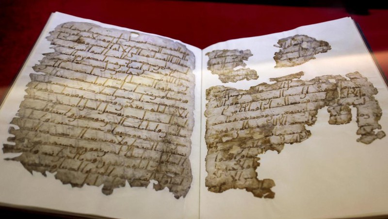 Salinan Alquran langka yang telah dipulihkan, yang dianggap sebagai salah satu salinan kitab suci tertua di dunia dan berasal dari abad pertama Hijriah, menurut Perpustakaan dan Arsip Nasional Mesir, dipajang di Perpustakaan dan Arsip Nasional Mesir, di Kairo, Mesir 27 September 2023. (REUTERS/Mohamed Abd El Ghany)