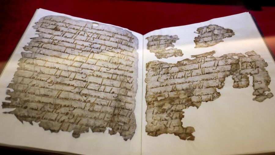 Salinan Alquran langka yang telah dipulihkan, yang dianggap sebagai salah satu salinan kitab suci tertua di dunia dan berasal dari abad pertama Hijriah, menurut Perpustakaan dan Arsip Nasional Mesir, dipajang di Perpustakaan dan Arsip Nasional Mesir, di Kairo, Mesir 27 September 2023. (REUTERS/Mohamed Abd El Ghany)