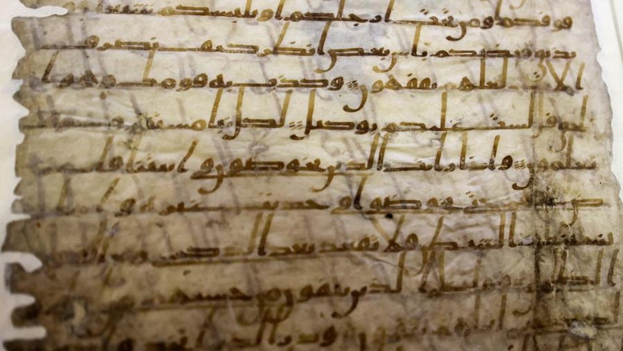 Salinan Alquran langka yang telah dipulihkan, yang dianggap sebagai salah satu salinan kitab suci tertua di dunia dan berasal dari abad pertama Hijriah, menurut Perpustakaan dan Arsip Nasional Mesir, dipajang di Perpustakaan dan Arsip Nasional Mesir, di Kairo, Mesir 27 September 2023. (REUTERS/Mohamed Abd El Ghany)