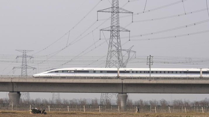 Sebuah kereta berkecepatan tinggi melintas di bawah kabel listrik di provinsi Henan, Tiongkok tengah pada hari Sabtu, 23 Oktober 2021. (AP Photo/Ng Han Guan)