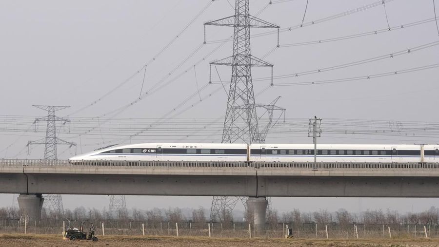 Sebuah kereta berkecepatan tinggi melintas di bawah kabel listrik di provinsi Henan, Tiongkok tengah pada hari Sabtu, 23 Oktober 2021. (AP Photo/Ng Han Guan)
