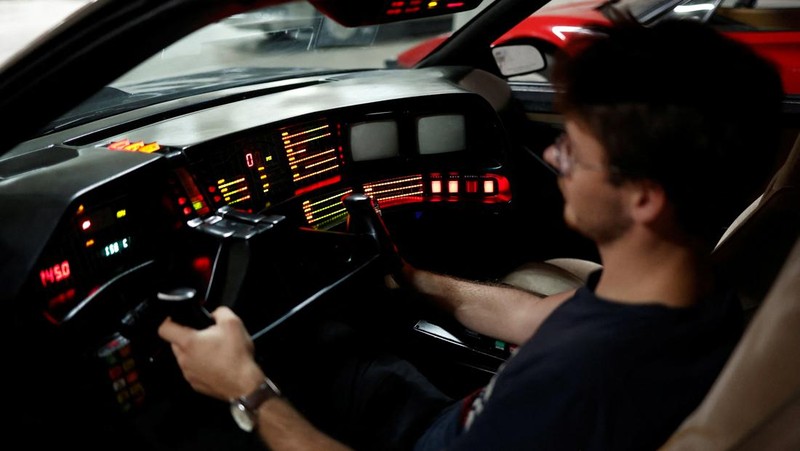 Pemandangan replika DeLorean DMC-12 yang ditampilkan dalam film Back to the Future di antara kendaraan legendaris dan replika mobil dari dunia perfilman dan televisi yang dipajang di museum Pop Central di Etrechy, dekat Paris, Prancis, 17 September 2023. (REUTERS/Noemie Olive)