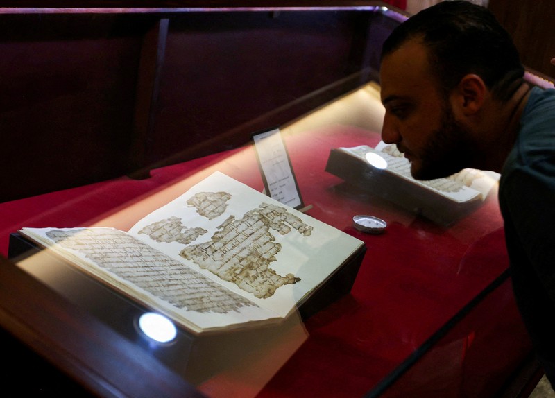 Salinan Alquran langka yang telah dipulihkan, yang dianggap sebagai salah satu salinan kitab suci tertua di dunia dan berasal dari abad pertama Hijriah, menurut Perpustakaan dan Arsip Nasional Mesir, dipajang di Perpustakaan dan Arsip Nasional Mesir, di Kairo, Mesir 27 September 2023. Salinan Alquran langka yang telah dipulihkan, yang dianggap sebagai salah satu salinan kitab suci tertua di dunia dan berasal dari abad pertama Hijriah, menurut Perpustakaan dan Arsip Nasional Mesir, dipajang di Perpustakaan dan Arsip Nasional Mesir, di Kairo, Mesir 27 September 2023. (REUTERS/Mohamed Abd El Ghany)