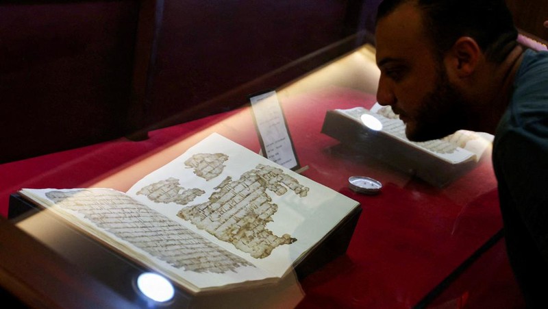Salinan Alquran langka yang telah dipulihkan, yang dianggap sebagai salah satu salinan kitab suci tertua di dunia dan berasal dari abad pertama Hijriah, menurut Perpustakaan dan Arsip Nasional Mesir, dipajang di Perpustakaan dan Arsip Nasional Mesir, di Kairo, Mesir 27 September 2023. (REUTERS/Mohamed Abd El Ghany)
