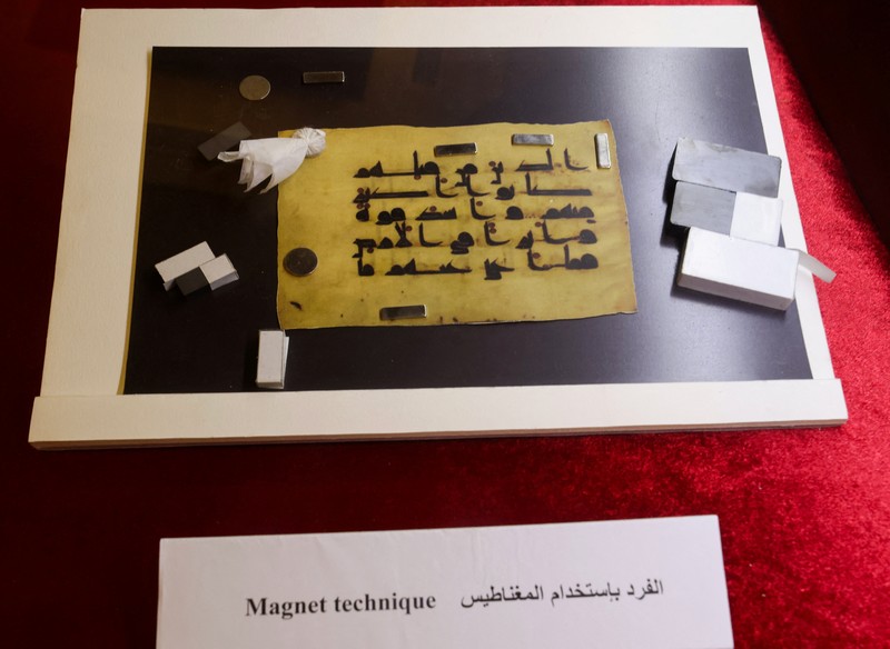 Salinan Alquran langka yang telah dipulihkan, yang dianggap sebagai salah satu salinan kitab suci tertua di dunia dan berasal dari abad pertama Hijriah, menurut Perpustakaan dan Arsip Nasional Mesir, dipajang di Perpustakaan dan Arsip Nasional Mesir, di Kairo, Mesir 27 September 2023. Salinan Alquran langka yang telah dipulihkan, yang dianggap sebagai salah satu salinan kitab suci tertua di dunia dan berasal dari abad pertama Hijriah, menurut Perpustakaan dan Arsip Nasional Mesir, dipajang di Perpustakaan dan Arsip Nasional Mesir, di Kairo, Mesir 27 September 2023. (REUTERS/Mohamed Abd El Ghany)