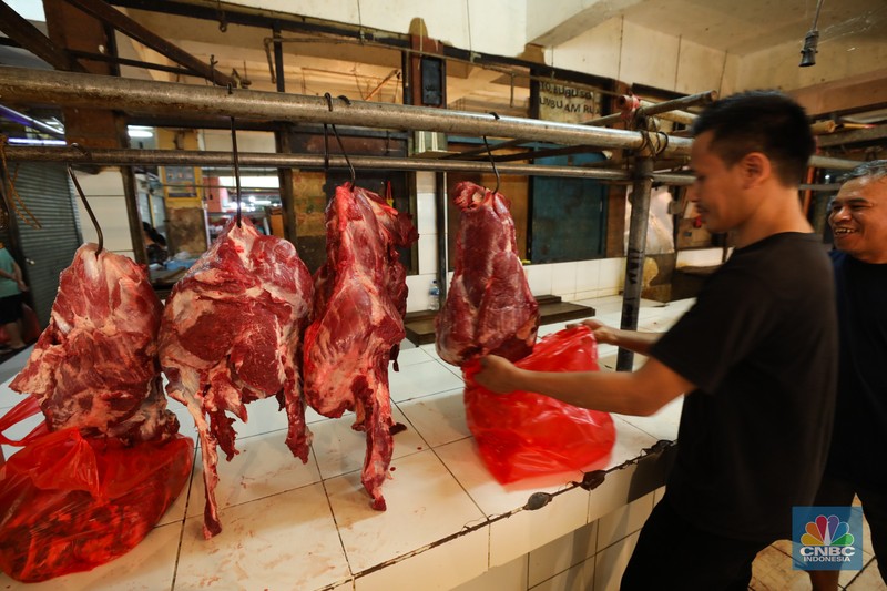 Suasana akativitas jual-beli daging sapi di Pasar Kramat Jati, Jakarta, Selasa (3/10/2023). (CNBC Indonesia/Tri Susilo)