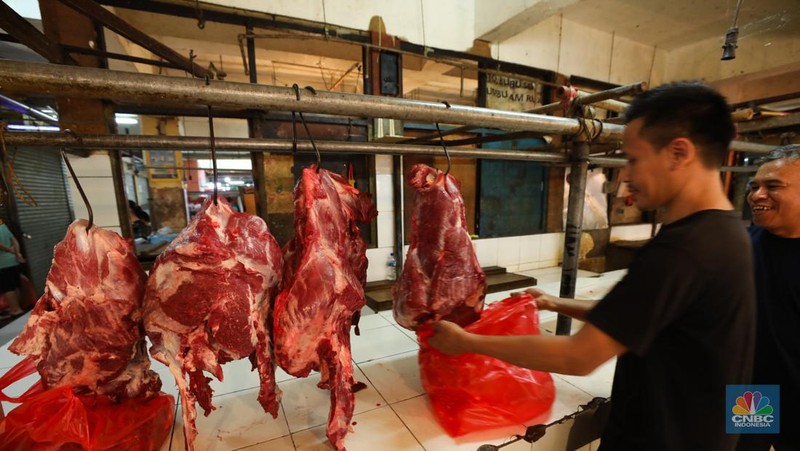 Suasana akativitas jual-beli daging sapi di Pasar Kramat Jati, Jakarta, Selasa (3/10/2023). (CNBC Indonesia/Tri Susilo)