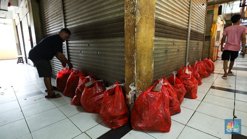 Suasana akativitas jual-beli daging sapi di Pasar Kramat Jati, Jakarta, Selasa (3/10/2023). (CNBC Indonesia/Tri Susilo)