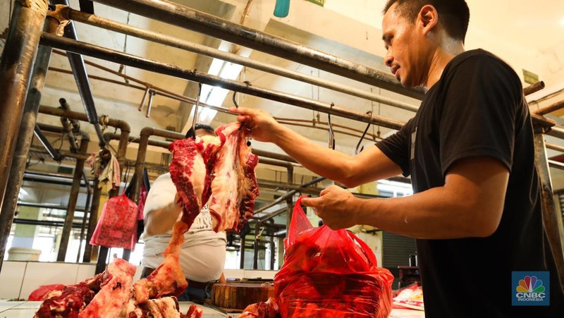Suasana akativitas jual-beli daging sapi di Pasar Kramat Jati, Jakarta, Selasa (3/10/2023). (CNBC Indonesia/Tri Susilo)