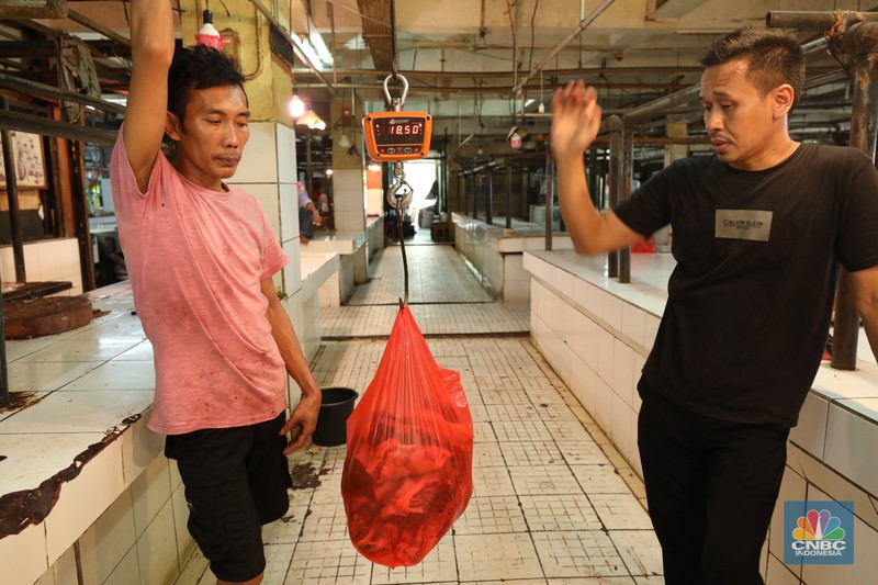 Suasana akativitas jual-beli daging sapi di Pasar Kramat Jati, Jakarta, Selasa (3/10/2023). (CNBC Indonesia/Tri Susilo)