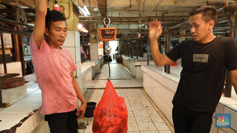 Suasana akativitas jual-beli daging sapi di Pasar Kramat Jati, Jakarta, Selasa (3/10/2023). (CNBC Indonesia/Tri Susilo)