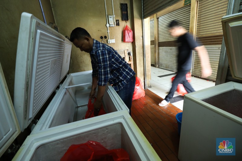 Suasana akativitas jual-beli daging sapi di Pasar Kramat Jati, Jakarta, Selasa (3/10/2023). (CNBC Indonesia/Tri Susilo)