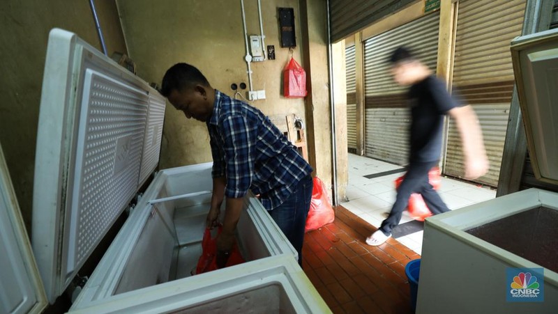 Suasana akativitas jual-beli daging sapi di Pasar Kramat Jati, Jakarta, Selasa (3/10/2023). (CNBC Indonesia/Tri Susilo)