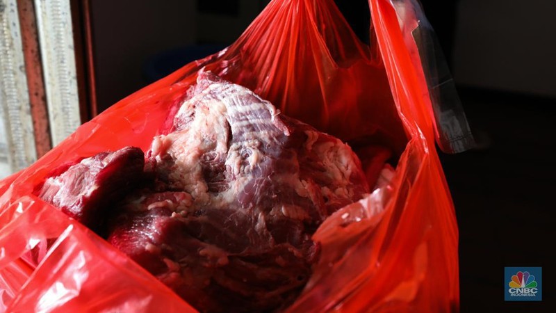Suasana akativitas jual-beli daging sapi di Pasar Kramat Jati, Jakarta, Selasa (3/10/2023). (CNBC Indonesia/Tri Susilo)