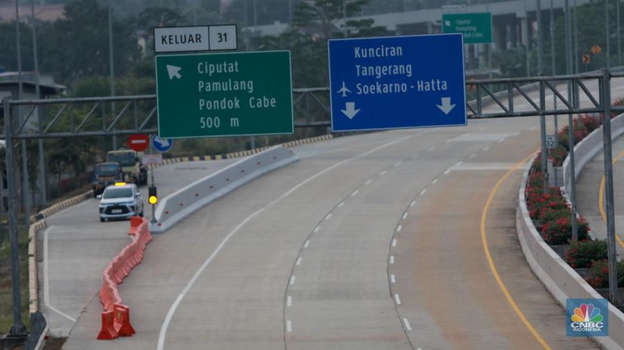 Suasana di ruas tol Seksi 2 Pamulang-Cinere, Tangerang Selatan, Banten, Selasa (3/10/2023). (CNBC Indonesia/Muhammad Sabki)