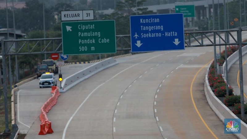 Suasana di ruas tol Seksi 2 Pamulang-Cinere, Tangerang Selatan, Banten, Selasa (3/10/2023). (CNBC Indonesia/Muhammad Sabki)