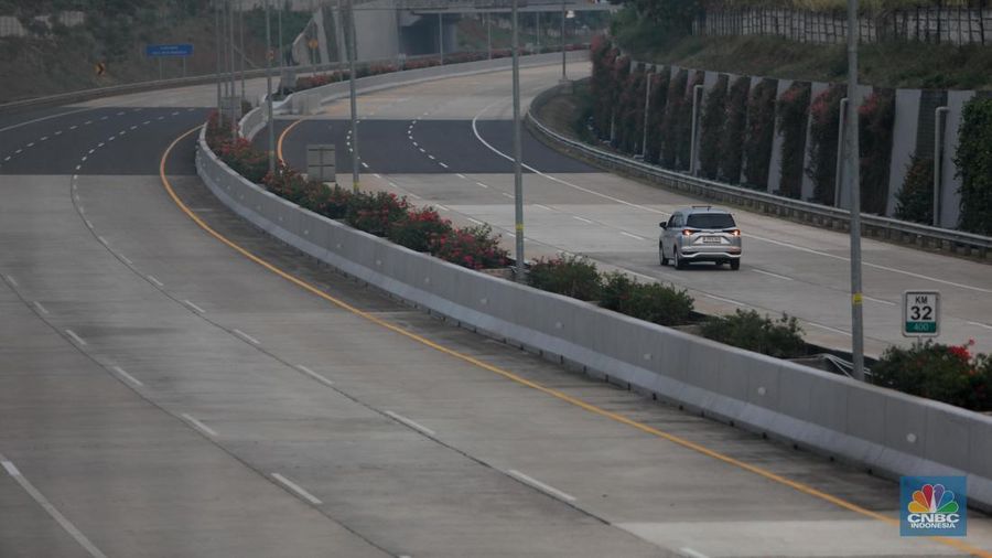 Suasana di ruas tol Seksi 2 Pamulang-Cinere, Tangerang Selatan, Banten, Selasa (3/10/2023). (CNBC Indonesia/Muhammad Sabki)