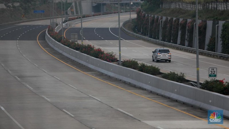Suasana di ruas tol Seksi 2 Pamulang-Cinere, Tangerang Selatan, Banten, Selasa (3/10/2023). (CNBC Indonesia/Muhammad Sabki)