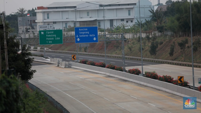 Suasana di ruas tol Seksi 2 Pamulang-Cinere, Tangerang Selatan, Banten, Selasa (3/10/2023). (CNBC Indonesia/Muhammad Sabki) Suasana di ruas tol Seksi 2 Pamulang-Cinere, Tangerang Selatan, Banten, Selasa (3/10/2023). (CNBC Indonesia/Muhammad Sabki)