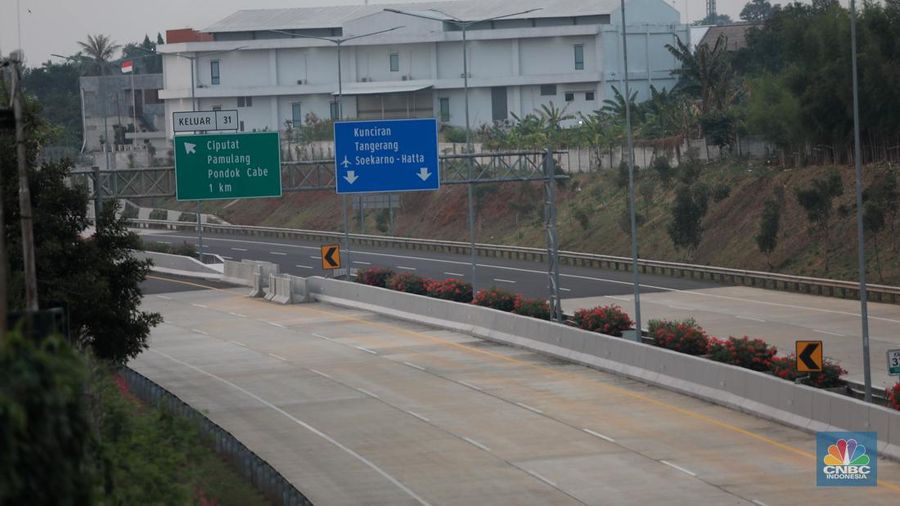 Suasana di ruas tol Seksi 2 Pamulang-Cinere, Tangerang Selatan, Banten, Selasa (3/10/2023). (CNBC Indonesia/Muhammad Sabki)