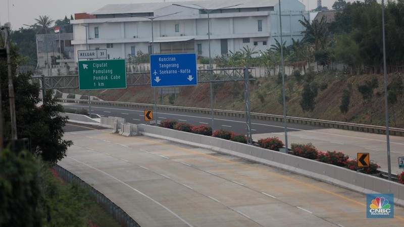 Suasana di ruas tol Seksi 2 Pamulang-Cinere, Tangerang Selatan, Banten, Selasa (3/10/2023). (CNBC Indonesia/Muhammad Sabki)