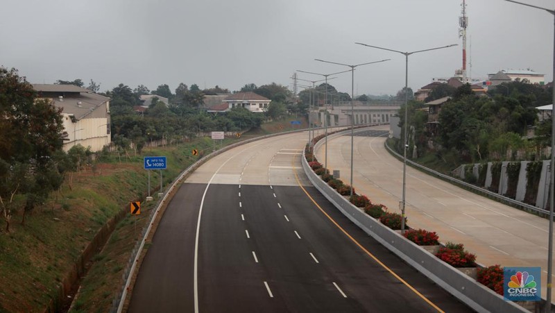 Suasana di ruas tol Seksi 2 Pamulang-Cinere, Tangerang Selatan, Banten, Selasa (3/10/2023). (CNBC Indonesia/Muhammad Sabki)