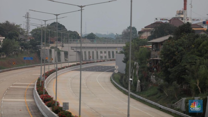 Suasana di ruas tol Seksi 2 Pamulang-Cinere, Tangerang Selatan, Banten, Selasa (3/10/2023). (CNBC Indonesia/Muhammad Sabki)