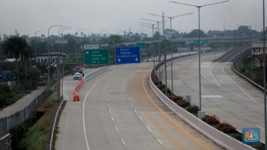 Suasana di ruas tol Seksi 2 Pamulang-Cinere, Tangerang Selatan, Banten, Selasa (3/10/2023). (CNBC Indonesia/Muhammad Sabki)