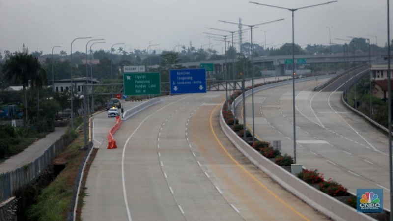 Suasana di ruas tol Seksi 2 Pamulang-Cinere, Tangerang Selatan, Banten, Selasa (3/10/2023). (CNBC Indonesia/Muhammad Sabki)